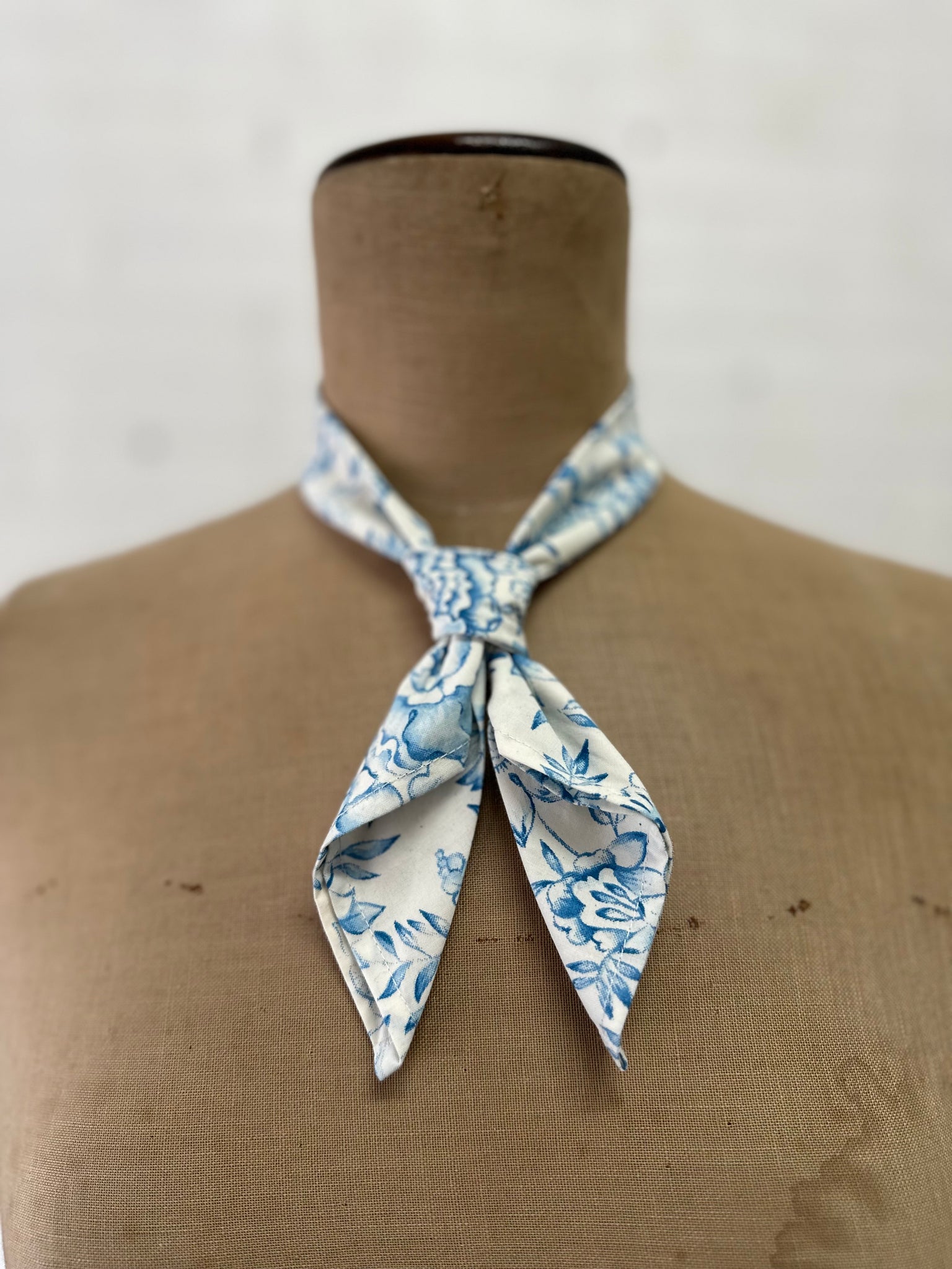 Benedictine tie - Floral Blue Vintage Cotton