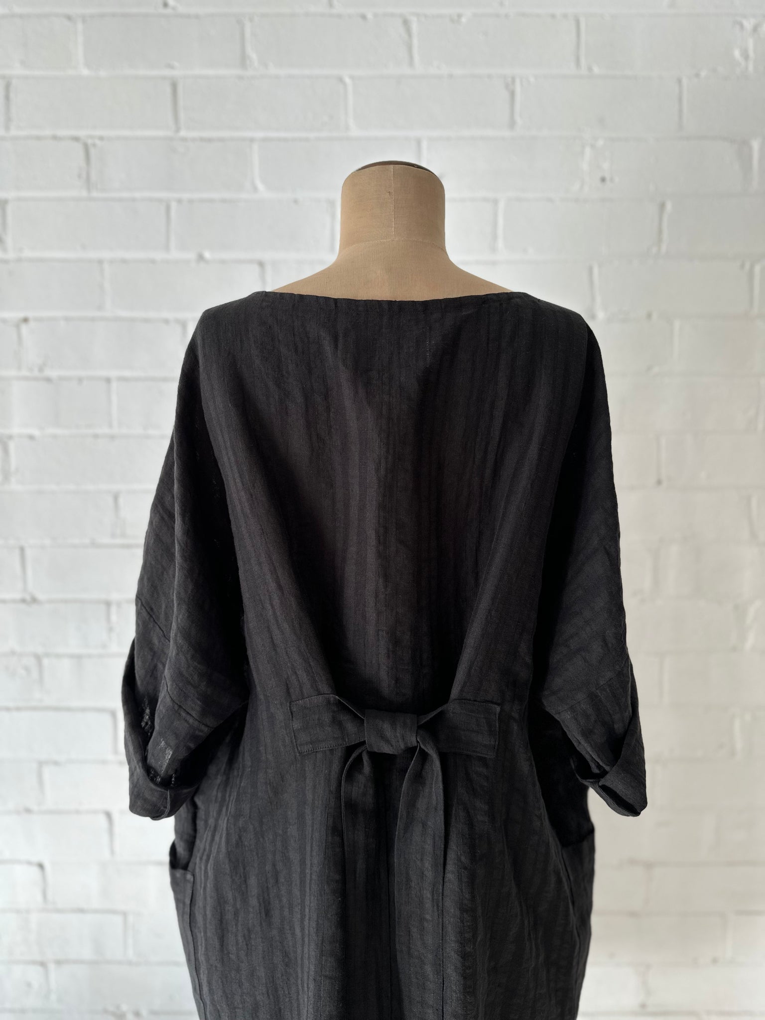 Emily Sash-Dress / Black textured Linen